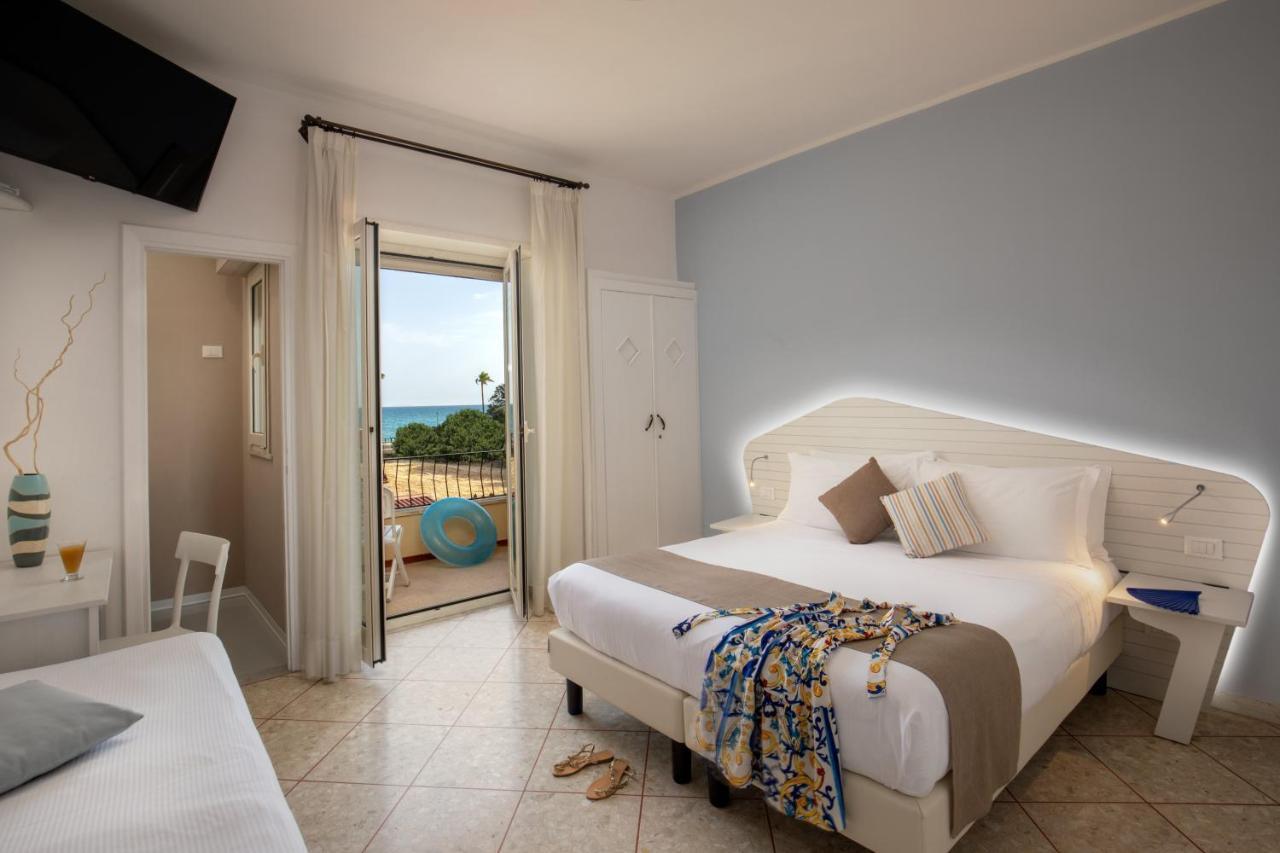 Hotel Casa Yvorio Terracina Exterior photo
