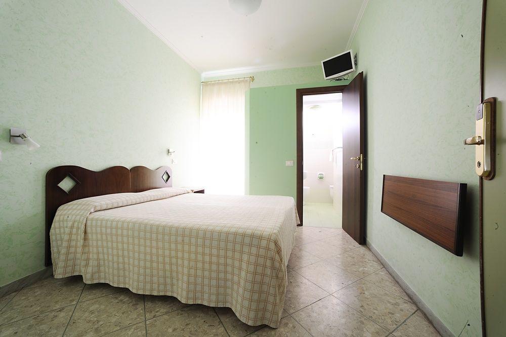 Hotel Casa Yvorio Terracina Exterior photo