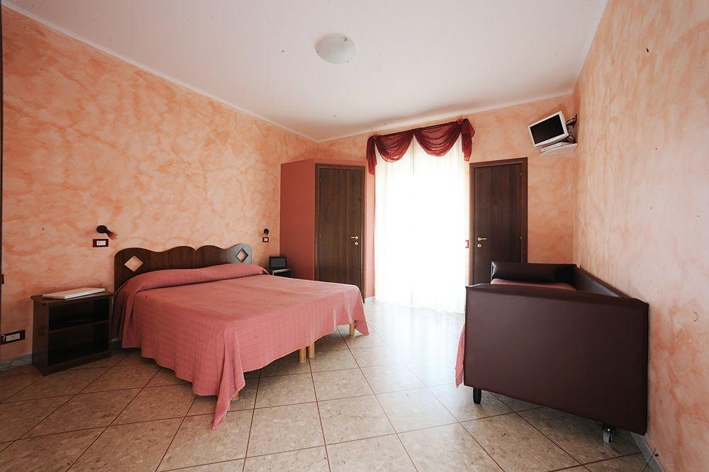 Hotel Casa Yvorio Terracina Exterior photo