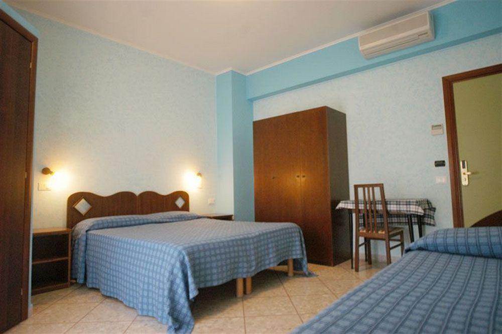 Hotel Casa Yvorio Terracina Exterior photo