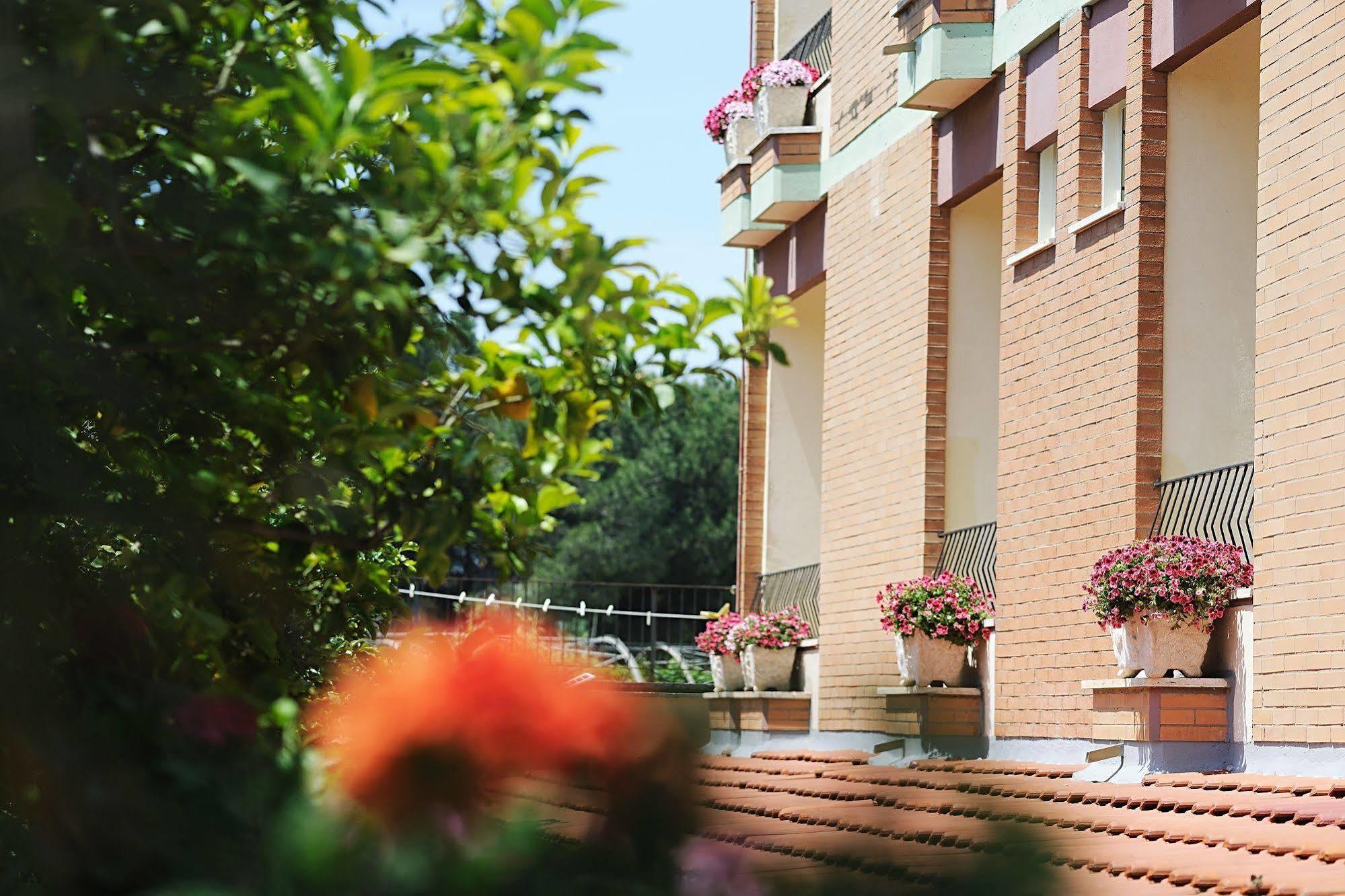 Hotel Casa Yvorio Terracina Exterior photo